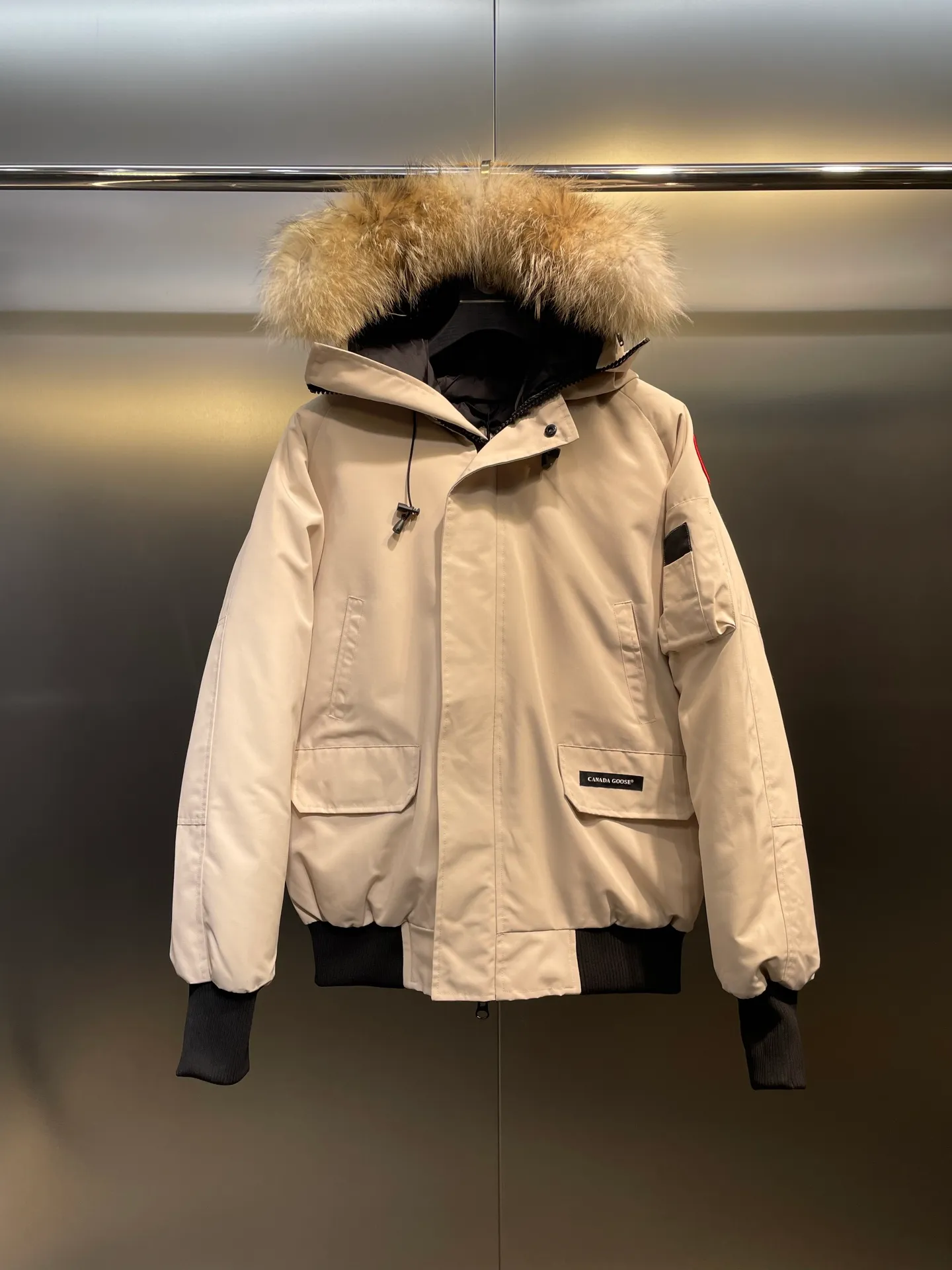 P780 high-end version Canada Goose Canada Goose #Chilliwack 7999M bomber jacket short down jacket/01 model #Men and Women Same Style# ➖ Genuine synchronous anti-counterfeiting chip sensor! ➖ Imported 21S polyester-cotton blended original fabric [last year’s 16S/18S hard fabrics have been completely eliminated, this year all use 21S genuine synchronous fabrics, the soft mid-strap feels delicate and textured], genuine synchronous Feather-Light 10D waterproof coating fabric, made of 84.5 polyester fiber and 15.5 cotton, 100% the best feel in the entire network! ➖ The genuine official website is synchronized with the national standard 80 white duck down, you can check the official website customer service, there will never be a series of misleading claims such as 90 down or goose down! ➖ Using the best nylon lining with double double-layer sealing design, velvet-proof No. 7 needle + grid-filled down ready-made garments, there is 100% no so-called velvet running! ➖ The cuffs are designed with thickened seamless threads, and the collar and pockets are lined with top-quality polar fleece to keep you warm and comfortable! ➖ Yoshida YKK provides original custom-made electroplated sliders. YKK two-way lockable zippers are tight and smooth and will not peel off paint! ➖ 3M composite guarantees that the Velcro is the same as the original, durable, and all accessories and hardware are custom-made! ➖ Imported BEHRINGER embroidery machine to customize the 10,000-needle embroidery logo, 98% of which can be reproduced to restore the original logo. You can check and compare on the official website! ➖ The fur collars are all made of large pieces of Western Canadian blue wolf hide, ensuring that each fur collar is 13-15cm wide!   Size:XS-XXL